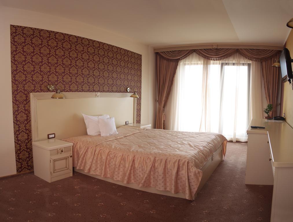 Hotel Majestic ヤシ エクステリア 写真